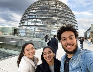 Berlin Reichstagskuppel three students