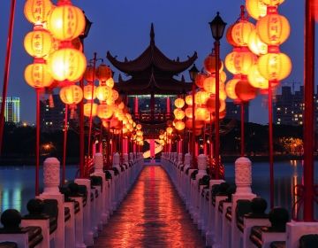 taipei lantern bridge night