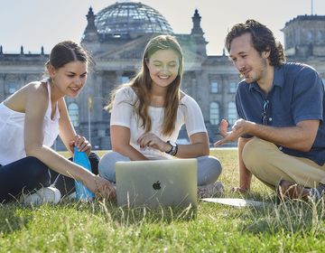 berlin reichstag laptop