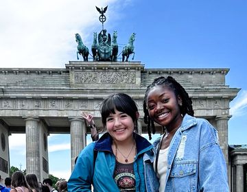 berlin-two-grils-smiling-brandenburg-gate