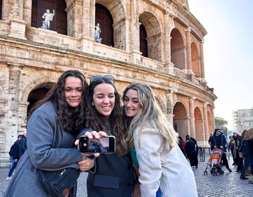 rome-girls-colosseum-selfie