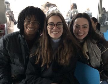 paris students abroad smiling