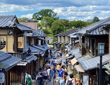 kyoto-japan-street-crowds.jpg