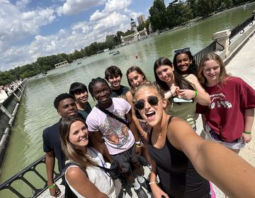 madrid_group-selfie-with-their-program-leader-at-retiro-park.jpg