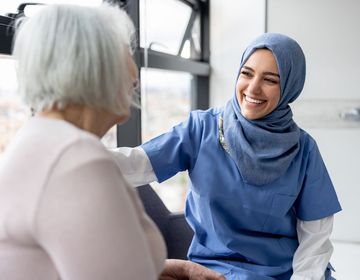 rabat-muslim-nurse-talking-patient