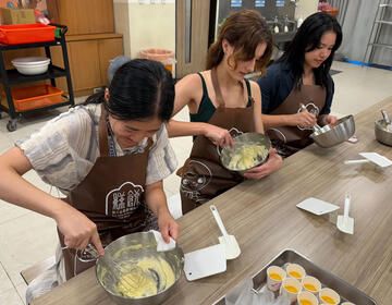 taipei-taiwan-students-making-pineapple-cakes.jpg