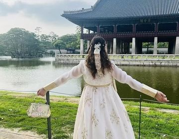 A girl dressed in a korean Hanbok