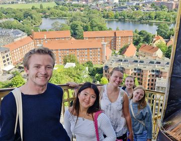 copenhagen-student-group-posing-vor-frelser-kirke