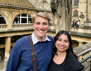 london-two-students-posing-bath-abbey