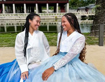 seoul-two-girls-traditional-dresses