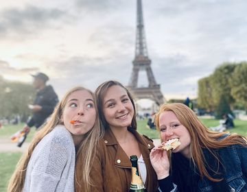 paris_having-a-delicious-picnic-in-front-of-the-eiffel-tower-paris.jpeg