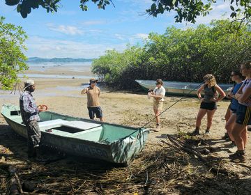 monteverde-students-isla-chira-visit-locals-beach