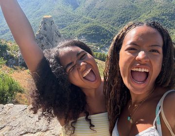alicante-students-day-trip-guadalest-selfie
