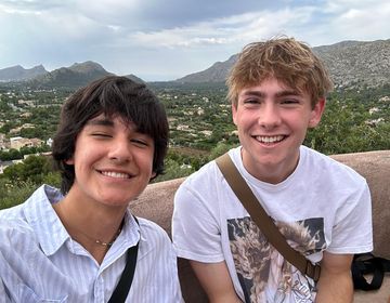 palma-de-mallorca-bellver-castle-students-selfie
