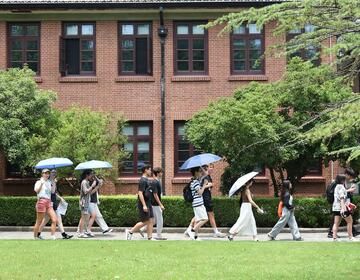 shanghai-students-walking-with-umbrellas_0.JPG