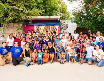 CIEE Good Neighbor students, staff, and community members gather for a group photo in Mérida, Mexico.