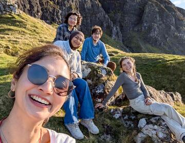 edinburgh-student-group-photo-hillside-rocks