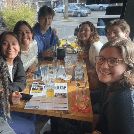 amsterdam study abroad students eating together