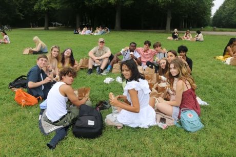 HSSA Paris students lunch picnic