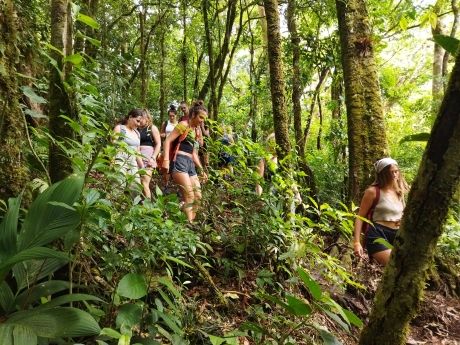 monteverde-girls-hiking