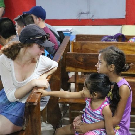 monteverde student volunteer classroom children
