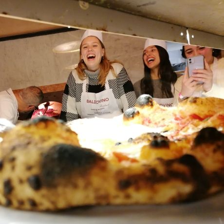 pizza workshop in rome for study abroad students laughing