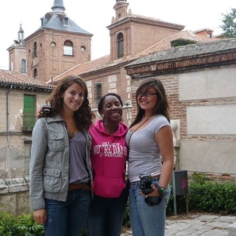students in alcala de henares studying together