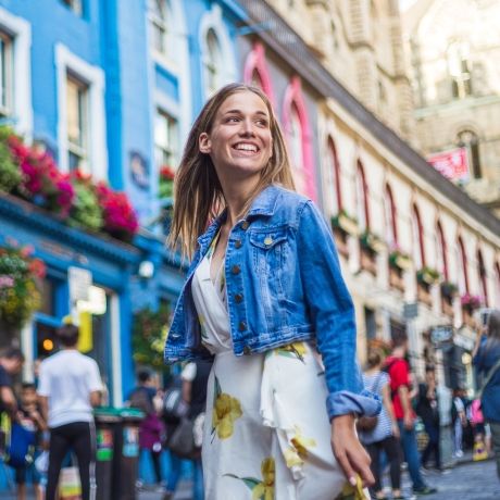 edinburgh girl on street