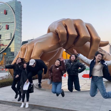 students gangnam style statue