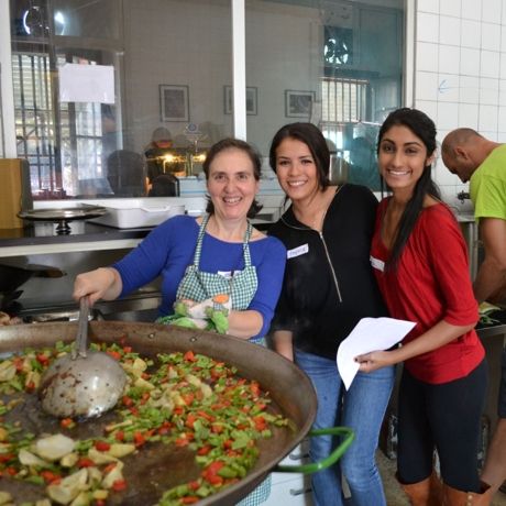 madrid students learning to make paella