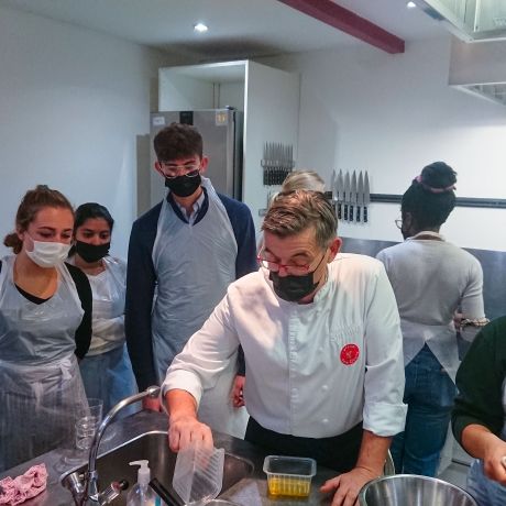 toulouse students at cooking class