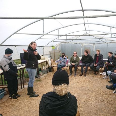 toulouse students during an excursion to a farm