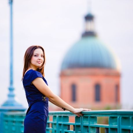 toulouse student intern on a bridge