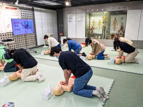tokyo students undergoing first aid training
