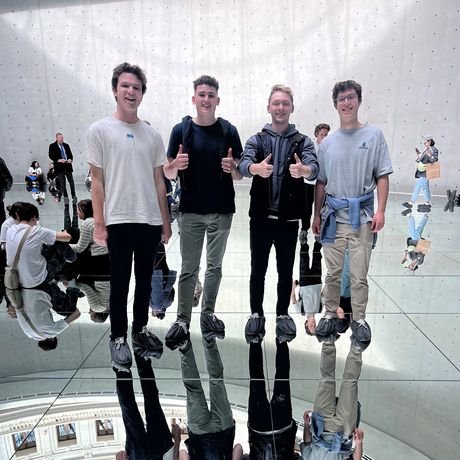 study abroad paris students museum trip