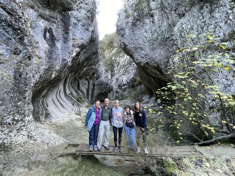 toulouse_student-with-her-host-family-on-outdoor-hike.jpg