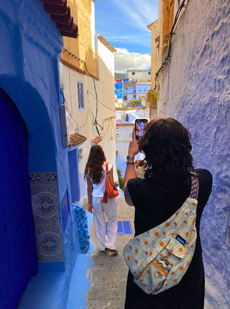 Morocco-students-taking-photos