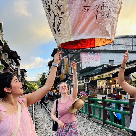 taipei-girls-flying-lantern