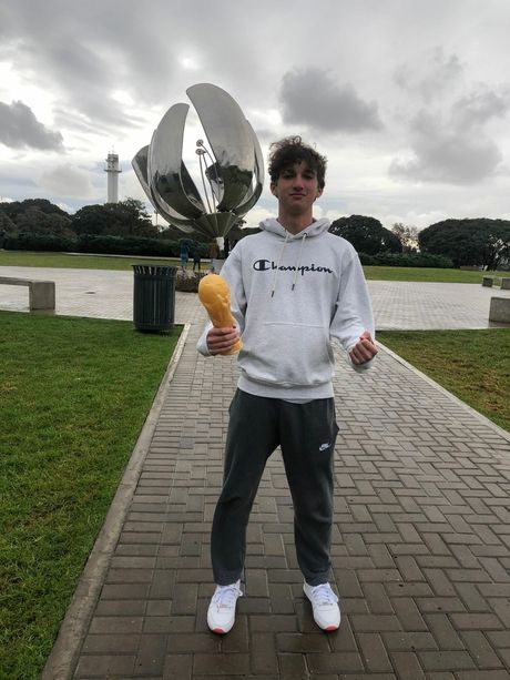 Buenos-aires_student-at-city-tour-with-world-cup