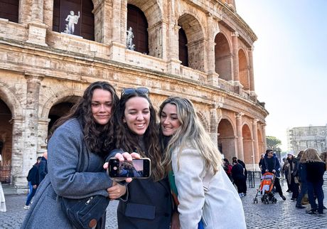 rome-girls-colosseum-selfie