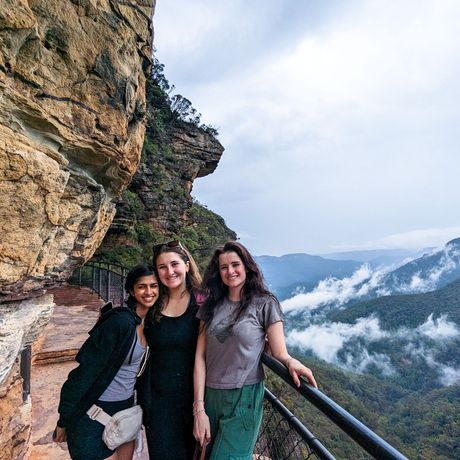 sydney-students-blue-mountains-cliff