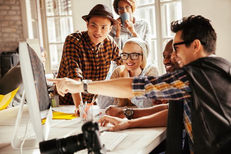 webinar-interns-looking-computer-screen