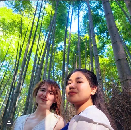 kyoto-two-girls-bamboo-forest