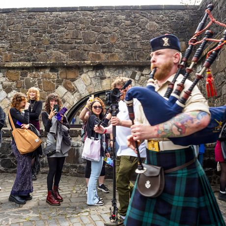 edinburgh-group-watching-bagpiper