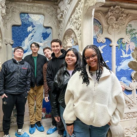 barcelona-students-posing-casa-navas