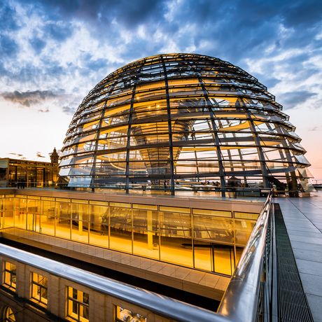 berlin-reichstag-dusk-yellow-light