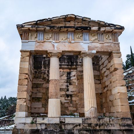 athens-snowy-delphi-ruins