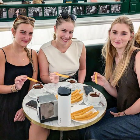 madrid-meals-three-girls-chocolate-con-churros