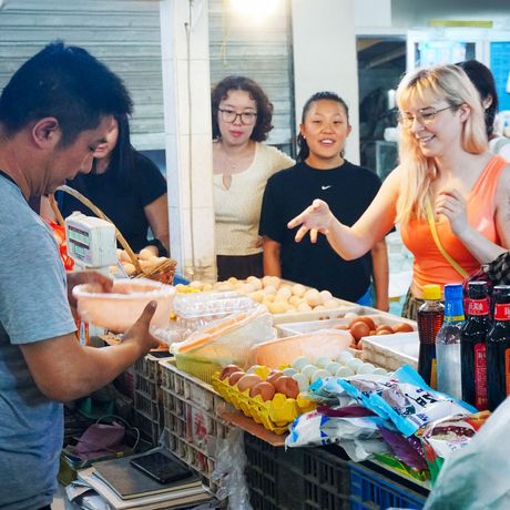 shanghai-students-shopping-wet-market