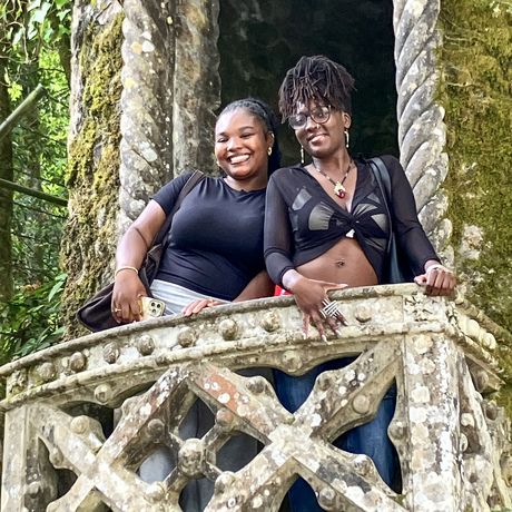 lisbon-two-girls-quinta-da-regaleira-balcony